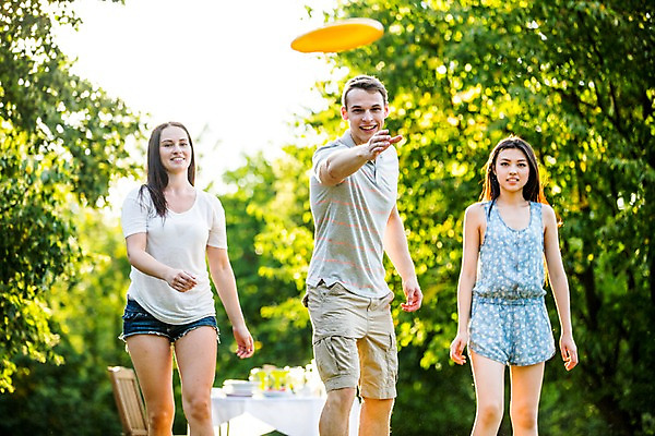 포토 JPG 주간 서양인 외국인 여자 남자 서기 상반신 20대 성인 야외 앞모습 세명 친구 파티 정원 즐거움 원반 원반던지기 성인만 국내포토 자연요소 감정 스포츠용품 뷰포인트 관계 모션 사람 인종 이벤트 청년 파일형식