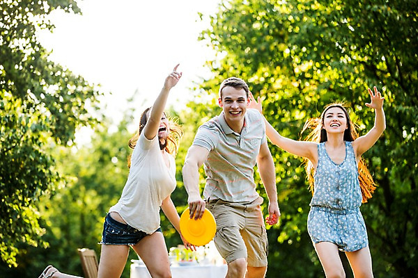 포토 JPG 주간 서양인 외국인 여자 남자 서기 상반신 20대 성인 야외 앞모습 세명 친구 파티 정원 즐거움 원반 원반던지기 성인만 국내포토 자연요소 감정 스포츠용품 뷰포인트 관계 모션 사람 인종 이벤트 청년 파일형식