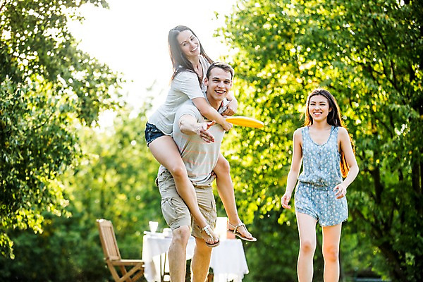 포토 JPG 주간 전신 서양인 외국인 여자 남자 상반신 20대 성인 야외 앞모습 세명 친구 파티 정원 즐거움 업기 원반 원반던지기 성인만 국내포토 자연요소 감정 스포츠용품 뷰포인트 관계 모션 사람 인종 이벤트 청년 파일형식