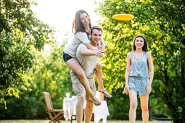 포토 JPG 주간 전신 서양인 외국인 여자 남자 상반신 20대 성인 야외 앞모습 세명 친구 파티 정원 즐거움 업기 원반 원반던지기 성인만 국내포토 자연요소 감정 스포츠용품 뷰포인트 관계 모션 사람 인종 이벤트 청년 파일형식