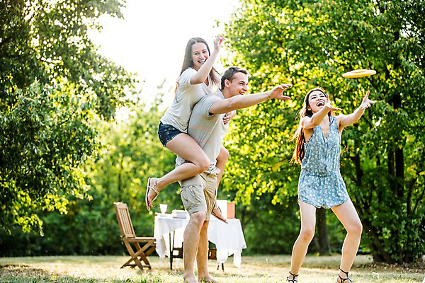 포토 JPG 주간 전신 서양인 외국인 여자 남자 20대 성인 야외 앞모습 세명 친구 파티 정원 잡기 즐거움 업기 원반 원반던지기 성인만 국내포토 자연요소 감정 스포츠용품 뷰포인트 관계 모션 사람 인종 이벤트 청년 파일형식