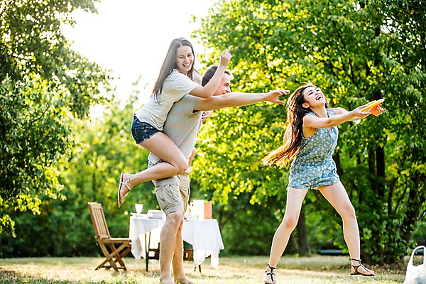 포토 JPG 주간 전신 서양인 외국인 여자 남자 20대 성인 야외 앞모습 세명 친구 파티 정원 즐거움 업기 원반 원반던지기 성인만 국내포토 자연요소 감정 스포츠용품 뷰포인트 관계 모션 사람 인종 이벤트 청년 파일형식
