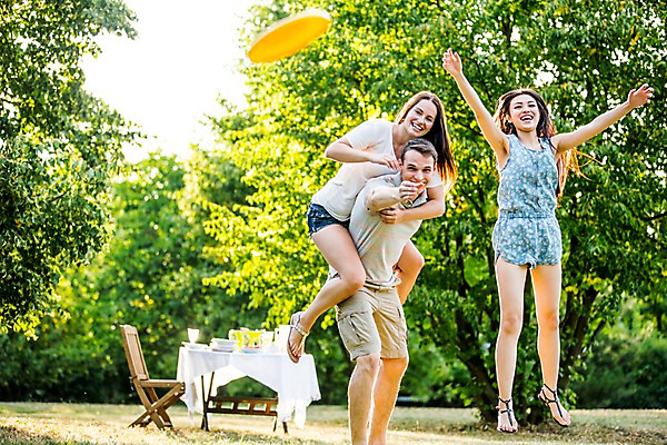 포토 JPG 주간 전신 서양인 외국인 여자 남자 20대 성인 야외 앞모습 세명 친구 파티 정원 점프 즐거움 업기 원반 원반던지기 성인만 국내포토 자연요소 감정 스포츠용품 뷰포인트 관계 모션 사람 인종 이벤트 청년 파일형식