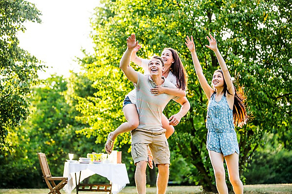 포토 JPG 주간 서양인 외국인 여자 남자 상반신 20대 성인 야외 앞모습 세명 친구 파티 정원 즐거움 업기 원반 원반던지기 성인만 국내포토 자연요소 감정 스포츠용품 뷰포인트 관계 모션 사람 인종 이벤트 청년 파일형식