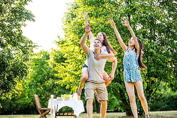 포토 JPG 주간 서양인 외국인 여자 남자 상반신 20대 성인 야외 앞모습 세명 친구 파티 정원 즐거움 업기 원반 원반던지기 성인만 국내포토 자연요소 감정 스포츠용품 뷰포인트 관계 모션 사람 인종 이벤트 청년 파일형식