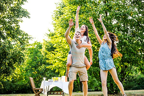 포토 JPG 주간 서양인 외국인 여자 남자 상반신 20대 성인 야외 앞모습 세명 친구 파티 정원 즐거움 업기 원반 원반던지기 성인만 국내포토 자연요소 감정 스포츠용품 뷰포인트 관계 모션 사람 인종 이벤트 청년 파일형식