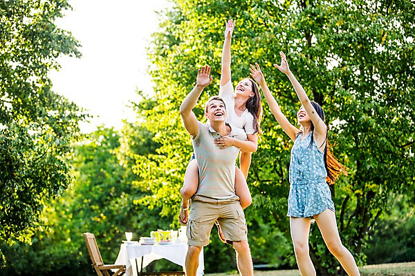 포토 JPG 주간 서양인 외국인 여자 남자 상반신 20대 성인 야외 앞모습 세명 친구 파티 정원 즐거움 업기 원반 원반던지기 성인만 국내포토 자연요소 감정 스포츠용품 뷰포인트 관계 모션 사람 인종 이벤트 청년 파일형식