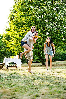 포토 JPG 주간 전신 서양인 외국인 여자 남자 서기 20대 성인 야외 앞모습 옆모습 세명 친구 파티 정원 즐거움 업기 원반 원반던지기 성인만 국내포토 자연요소 감정 스포츠용품 뷰포인트 관계 모션 사람 인종 이벤트 청년 파일형식