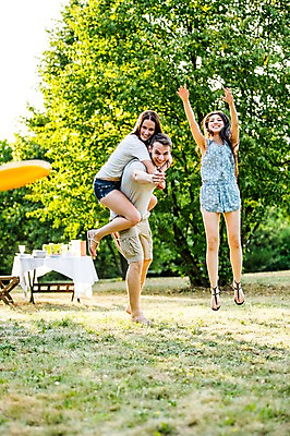 포토 JPG 주간 전신 서양인 외국인 여자 남자 20대 성인 야외 앞모습 옆모습 세명 친구 파티 정원 점프 즐거움 업기 원반 원반던지기 성인만 국내포토 자연요소 감정 스포츠용품 뷰포인트 관계 모션 사람 인종 이벤트 청년 파일형식