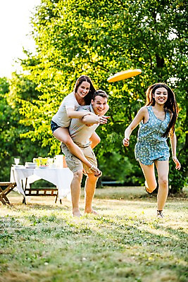 포토 JPG 주간 전신 서양인 외국인 여자 남자 20대 성인 야외 앞모습 세명 친구 달리기 파티 정원 즐거움 업기 원반 원반던지기 성인만 국내포토 자연요소 감정 스포츠용품 뷰포인트 관계 모션 사람 인종 이벤트 청년 파일형식