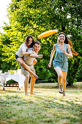 포토 JPG 주간 전신 서양인 외국인 여자 남자 20대 성인 야외 앞모습 세명 친구 달리기 파티 정원 즐거움 업기 원반 원반던지기 성인만 국내포토 자연요소 감정 스포츠용품 뷰포인트 관계 모션 사람 인종 이벤트 청년 파일형식