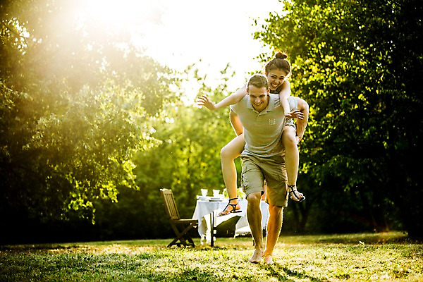 포토 JPG 주간 전신 서양인 외국인 커플 여자 남자 20대 성인 야외 두명 앞모습 달리기 햇빛 파티 정원 즐거움 업기 성인만 국내포토 자연요소 감정 뷰포인트 관계 모션 사람 인종 이벤트 청년 태양 파일형식