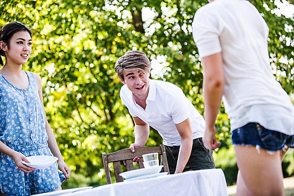 포토 JPG 주간 서양인 외국인 그릇 여자 남자 식탁 서기 미소 상반신 20대 성인 야외 앞모습 옆모습 컵 세명 친구 파티 즐거움 준비 설레임 성인만 국내포토 자연요소 식기 감정 뷰포인트 관계 모션 탁자 표정 사람 인종 이벤트 청년 파일형식