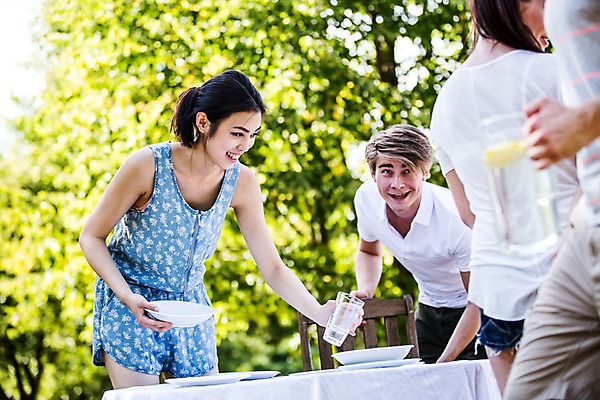 포토 JPG 주간 서양인 외국인 그릇 여자 남자 식탁 서기 들기 여러명 상반신 20대 성인 야외 앞모습 뒷모습 컵 친구 파티 즐거움 준비 설레임 성인만 국내포토 자연요소 식기 감정 뷰포인트 다수 관계 모션 탁자 사람 인종 이벤트 청년 파일형식