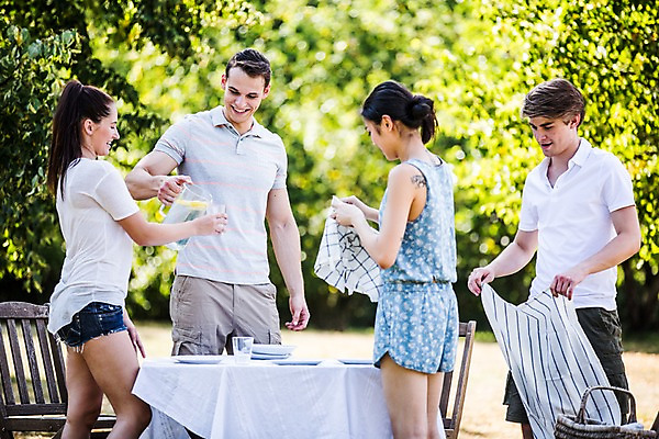 포토 JPG 주간 서양인 외국인 여자 남자 식탁 서기 미소 여러명 상반신 20대 성인 야외 앞모습 옆모습 친구 파티 즐거움 준비 설레임 성인만 국내포토 자연요소 감정 뷰포인트 다수 관계 모션 탁자 표정 사람 인종 이벤트 청년 파일형식
