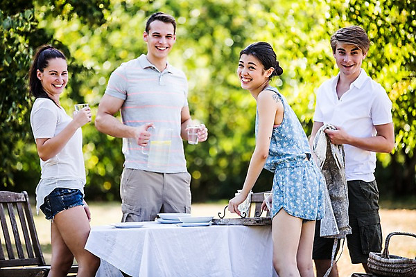 포토 JPG 주간 서양인 외국인 여자 남자 식탁 서기 미소 여러명 상반신 20대 성인 야외 앞모습 옆모습 친구 파티 즐거움 준비 설레임 성인만 국내포토 자연요소 감정 뷰포인트 다수 관계 모션 탁자 표정 사람 인종 이벤트 청년 파일형식