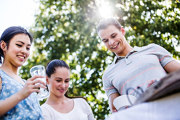 포토 JPG 주간 서양인 외국인 여자 남자 서기 미소 들기 상반신 20대 성인 야외 앞모습 컵 세명 친구 햇빛 파티 즐거움 준비 설레임 성인만 국내포토 자연요소 식기 감정 뷰포인트 관계 모션 표정 사람 인종 이벤트 청년 태양 파일형식