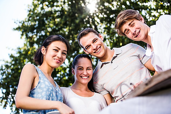 포토 JPG 주간 서양인 외국인 여자 남자 로우앵글 서기 미소 여러명 상반신 20대 성인 야외 앞모습 친구 파티 즐거움 준비 설레임 성인만 국내포토 자연요소 감정 뷰포인트 다수 관계 모션 표정 사람 인종 이벤트 청년 파일형식