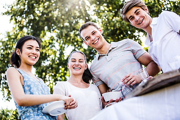 포토 JPG 주간 서양인 외국인 여자 남자 로우앵글 서기 미소 여러명 상반신 20대 성인 야외 앞모습 친구 햇빛 파티 즐거움 준비 설레임 성인만 국내포토 자연요소 감정 뷰포인트 다수 관계 모션 표정 사람 인종 이벤트 청년 태양 파일형식