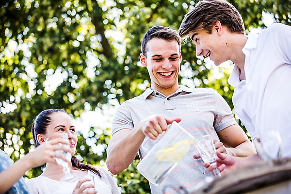 포토 JPG 주간 서양인 외국인 여자 남자 서기 미소 들기 상반신 20대 성인 야외 앞모습 컵 세명 친구 파티 레모네이드 즐거움 준비 설레임 성인만 국내포토 자연요소 식기 감정 뷰포인트 관계 모션 표정 사람 인종 이벤트 청년 에이드 파일형식