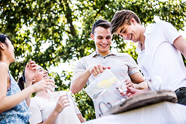 포토 JPG 주간 서양인 외국인 여자 남자 로우앵글 서기 미소 들기 여러명 상반신 20대 성인 야외 앞모습 컵 친구 파티 레모네이드 즐거움 준비 설레임 성인만 국내포토 자연요소 식기 감정 뷰포인트 다수 관계 모션 표정 사람 인종 이벤트 청년 에이드 파일형식