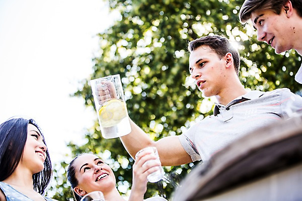 포토 JPG 주간 서양인 외국인 여자 남자 로우앵글 들기 여러명 상반신 20대 성인 야외 앞모습 컵 친구 파티 레모네이드 즐거움 준비 설레임 성인만 국내포토 자연요소 식기 감정 뷰포인트 다수 관계 모션 사람 인종 이벤트 청년 에이드 파일형식