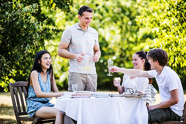 포토 JPG 주간 서양인 외국인 여자 남자 식탁 서기 미소 앉기 여러명 상반신 20대 성인 야외 앞모습 친구 파티 즐거움 준비 설레임 성인만 국내포토 자연요소 감정 뷰포인트 다수 관계 모션 탁자 표정 사람 인종 이벤트 청년 파일형식