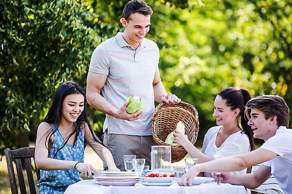 포토 JPG 주간 서양인 외국인 여자 남자 식탁 서기 미소 들기 앉기 여러명 20대 성인 야외 앞모습 친구 파티 바구니 즐거움 준비 설레임 성인만 국내포토 자연요소 감정 뷰포인트 다수 관계 모션 탁자 표정 사람 인종 이벤트 청년 파일형식