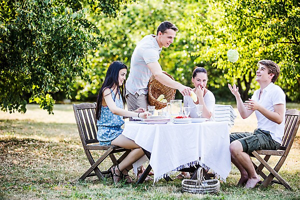 포토 JPG 주간 전신 서양인 외국인 여자 남자 탁자 서기 들기 앉기 여러명 20대 성인 야외 앞모습 친구 파티 바구니 정원 즐거움 준비 설레임 성인만 국내포토 자연요소 감정 뷰포인트 가구 다수 관계 모션 사람 인종 이벤트 청년 파일형식