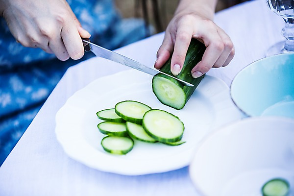 포토 JPG 주간 서양인 외국인 그릇 손 여자 오이 한명 들기 20대 성인 야외 신체부위 파티 칼 자르기 준비 성인여자만 성인만 국내포토 자연요소 1 식기 채소 모션 사람 인종 이벤트 청년 여자만 파일형식