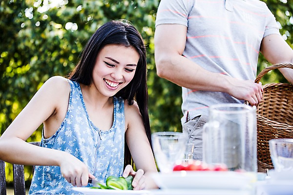 포토 JPG 주간 서양인 외국인 여자 남자 오이 서기 미소 앉기 상반신 20대 성인 야외 두명 친구 파티 자르기 즐거움 준비 설레임 성인만 국내포토 자연요소 감정 채소 관계 모션 표정 사람 인종 이벤트 청년 파일형식