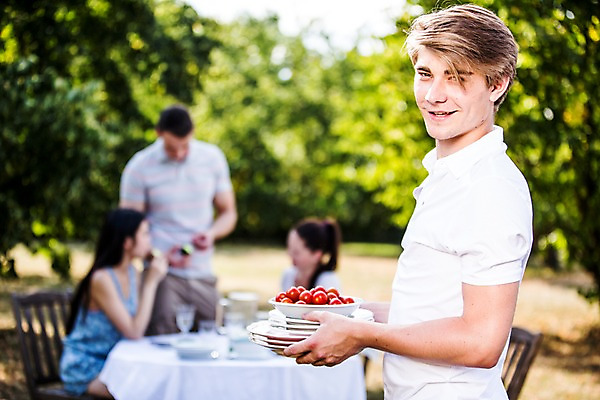 포토 JPG 주간 서양인 외국인 그릇 여자 남자 탁자 서기 들기 앉기 여러명 상반신 20대 성인 야외 아웃포커스 친구 파티 즐거움 준비 설레임 성인만 국내포토 자연요소 식기 감정 가구 다수 관계 모션 촬영기법 사람 인종 이벤트 청년 파일형식