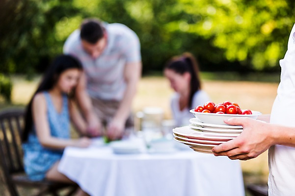포토 JPG 주간 서양인 외국인 그릇 손 여자 남자 방울토마토 서기 들기 앉기 여러명 상반신 20대 성인 야외 신체부위 친구 파티 준비 성인만 국내포토 자연요소 식기 다수 토마토 관계 모션 사람 인종 이벤트 청년 파일형식