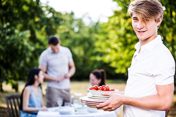 포토 JPG 주간 서양인 외국인 그릇 여자 남자 방울토마토 서기 미소 들기 앉기 여러명 상반신 20대 성인 야외 앞모습 옆모습 친구 파티 즐거움 준비 설레임 성인만 국내포토 자연요소 식기 감정 뷰포인트 다수 토마토 관계 모션 표정 사람 인종 이벤트 청년 파일형식