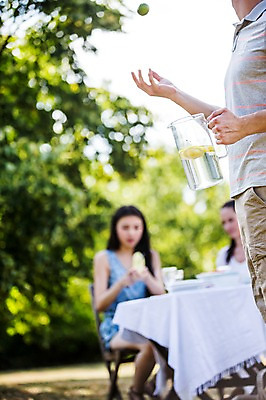 포토 JPG 주간 서양인 외국인 여자 남자 서기 들기 앉기 상반신 20대 성인 야외 앞모습 옆모습 세명 친구 파티 레모네이드 즐거움 준비 설레임 성인만 국내포토 자연요소 감정 뷰포인트 관계 모션 사람 인종 이벤트 청년 에이드 파일형식