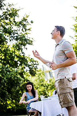 포토 JPG 주간 서양인 외국인 여자 남자 서기 들기 앉기 상반신 20대 성인 야외 앞모습 옆모습 세명 친구 파티 레모네이드 즐거움 준비 설레임 성인만 국내포토 자연요소 감정 뷰포인트 관계 모션 사람 인종 이벤트 청년 에이드 파일형식