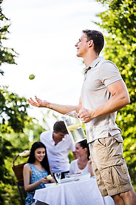 포토 JPG 주간 서양인 외국인 여자 남자 서기 들기 앉기 여러명 20대 성인 야외 앞모습 옆모습 친구 파티 레모네이드 즐거움 준비 설레임 성인만 국내포토 자연요소 감정 뷰포인트 다수 관계 모션 사람 인종 이벤트 청년 에이드 파일형식