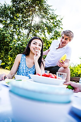 포토 JPG 주간 서양인 외국인 여자 남자 과일 서기 미소 앉기 상반신 20대 성인 야외 두명 앞모습 친구 파티 즐거움 준비 설레임 성인만 국내포토 자연요소 감정 뷰포인트 관계 모션 표정 사람 인종 이벤트 청년 파일형식