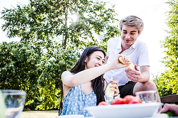 포토 JPG 주간 서양인 외국인 여자 남자 과일 서기 미소 들기 앉기 상반신 20대 성인 야외 두명 앞모습 친구 파티 즐거움 준비 설레임 성인만 국내포토 자연요소 감정 뷰포인트 관계 모션 표정 사람 인종 이벤트 청년 파일형식