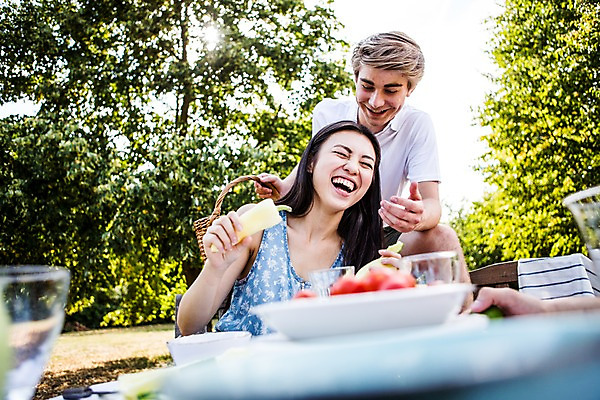 포토 JPG 주간 서양인 외국인 여자 남자 장난 서기 미소 들기 앉기 상반신 20대 성인 야외 두명 친구 파티 즐거움 준비 설레임 성인만 국내포토 자연요소 감정 관계 모션 표정 사람 인종 이벤트 청년 파일형식