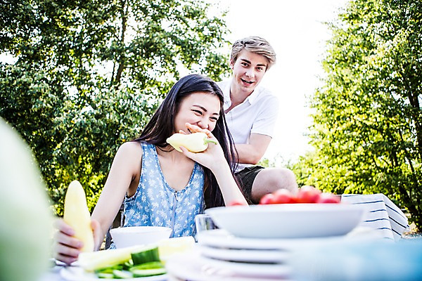 포토 JPG 주간 서양인 외국인 여자 남자 서기 미소 들기 앉기 상반신 20대 성인 야외 두명 앞모습 친구 파티 즐거움 준비 설레임 성인만 국내포토 자연요소 감정 뷰포인트 관계 모션 표정 사람 인종 이벤트 청년 파일형식