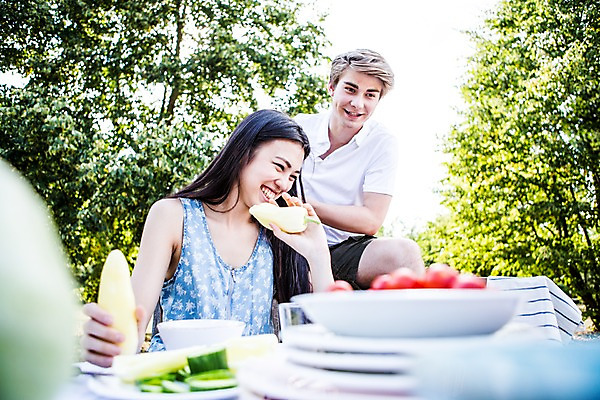 포토 JPG 주간 서양인 외국인 여자 남자 서기 미소 들기 앉기 상반신 20대 성인 야외 두명 앞모습 친구 파티 즐거움 준비 설레임 성인만 국내포토 자연요소 감정 뷰포인트 관계 모션 표정 사람 인종 이벤트 청년 파일형식