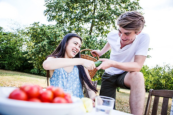 포토 JPG 주간 서양인 외국인 여자 남자 장난 오이 서기 미소 앉기 상반신 20대 성인 야외 두명 앞모습 친구 파티 바구니 즐거움 준비 설레임 성인만 국내포토 자연요소 감정 뷰포인트 채소 관계 모션 표정 사람 인종 이벤트 청년 파일형식