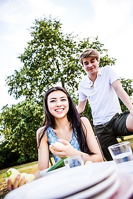 포토 JPG 주간 서양인 외국인 여자 남자 서기 미소 들기 앉기 상반신 20대 성인 야외 두명 앞모습 친구 파티 즐거움 준비 설레임 성인만 국내포토 자연요소 감정 뷰포인트 관계 모션 표정 사람 인종 이벤트 청년 파일형식