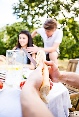 포토 JPG 주간 서양인 외국인 손 여자 남자 빵 서기 들기 앉기 20대 성인 야외 아웃포커스 신체부위 세명 친구 파티 칼 자르기 준비 성인만 국내포토 자연요소 음식 관계 모션 촬영기법 사람 인종 이벤트 청년 파일형식