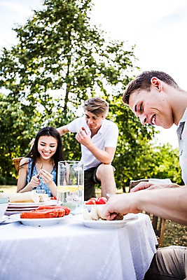 포토 JPG 주간 서양인 외국인 여자 남자 서기 미소 앉기 20대 성인 야외 앞모습 옆모습 세명 친구 파티 자르기 즐거움 준비 설레임 성인만 국내포토 자연요소 감정 뷰포인트 관계 모션 표정 사람 인종 이벤트 청년 파일형식