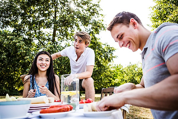 포토 JPG 주간 서양인 외국인 여자 남자 과일 서기 미소 앉기 상반신 20대 성인 야외 앞모습 옆모습 세명 친구 파티 칼 자르기 즐거움 준비 설레임 성인만 국내포토 자연요소 감정 뷰포인트 관계 모션 표정 사람 인종 이벤트 청년 파일형식