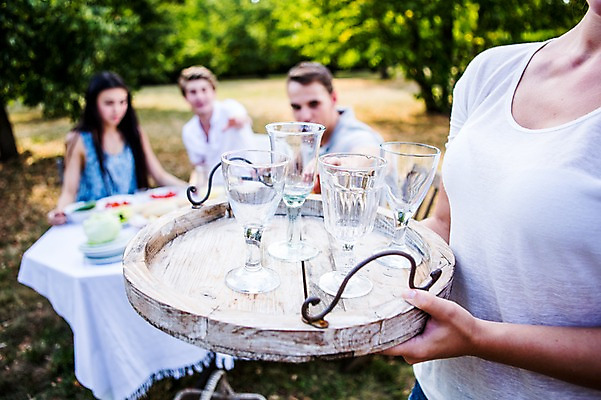 포토 JPG 주간 서양인 외국인 여자 남자 탁자 쟁반 서기 들기 앉기 여러명 상반신 20대 성인 야외 앞모습 친구 파티 물컵 즐거움 준비 설레임 성인만 국내포토 자연요소 감정 뷰포인트 가구 다수 관계 모션 사람 인종 이벤트 청년 컵 파일형식