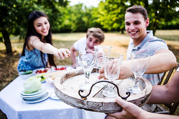 포토 JPG 주간 서양인 외국인 여자 남자 탁자 쟁반 서기 미소 들기 앉기 여러명 20대 성인 야외 아웃포커스 친구 파티 물컵 즐거움 준비 설레임 성인만 국내포토 자연요소 감정 가구 다수 관계 모션 촬영기법 표정 사람 인종 이벤트 청년 컵 파일형식
