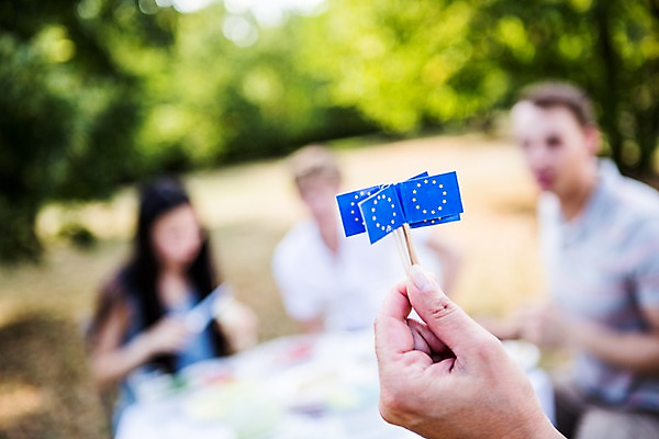 포토 JPG 주간 서양인 외국인 손 여자 남자 들기 앉기 여러명 상반신 20대 성인 야외 아웃포커스 신체부위 친구 파티 준비 이쑤시개장식 성인만 국내포토 자연요소 다수 관계 모션 촬영기법 사람 인종 이벤트 청년 장식 이쑤시개 파일형식